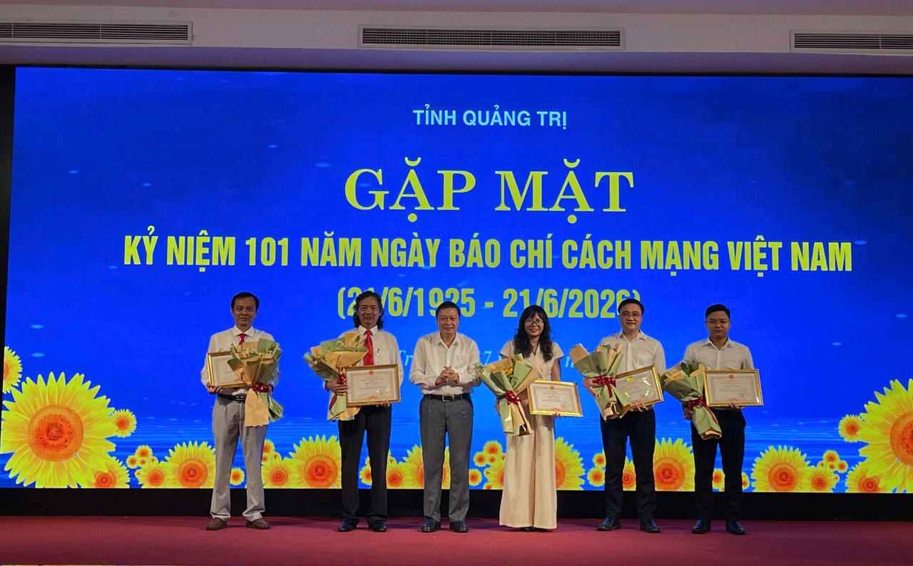 Chủ tịch UBND tỉnh Quảng Trị trao Bằng khen cho các tập thể, cá nhân có thành tích xuất sắc trong công tác thông tin, tuyên truyền.