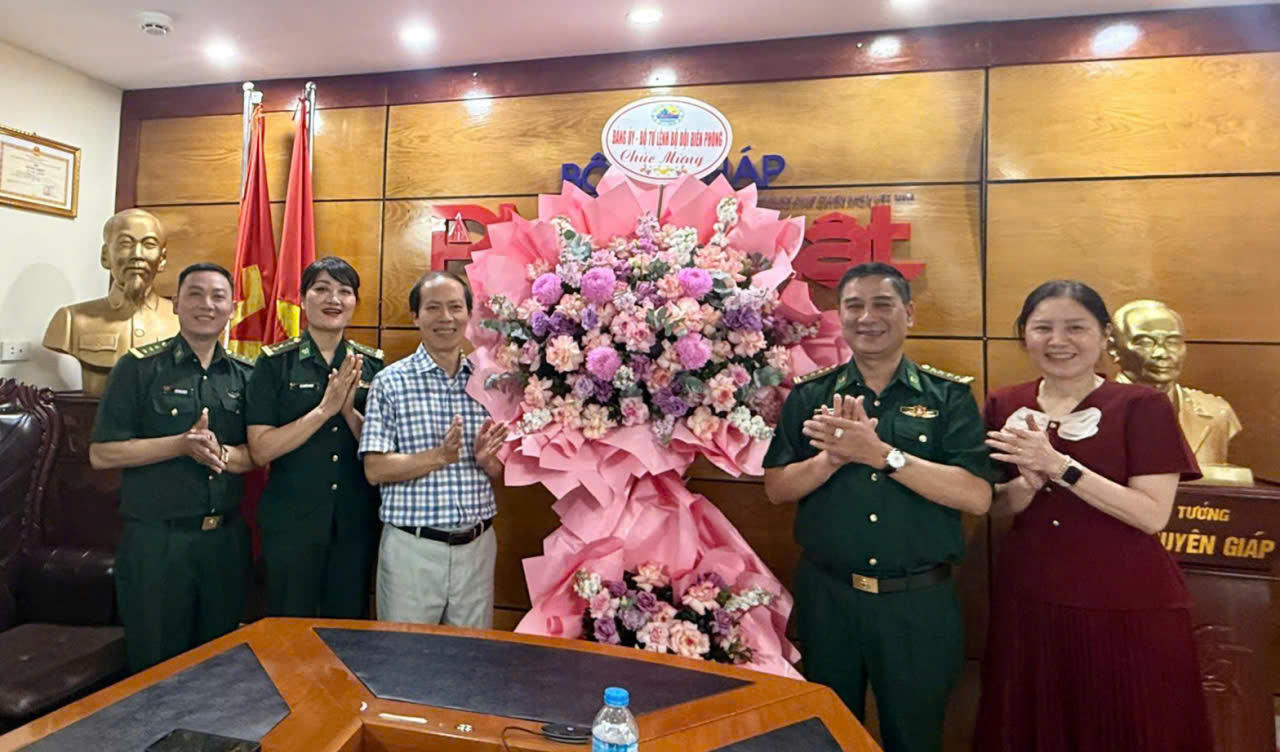 Bộ Tư lệnh Bộ đội Biên phòng thăm, chúc mừng Báo Pháp luật Việt Nam
