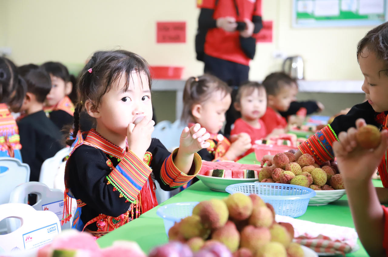 Em học sinh thưởng thức bữa ăn tại trường