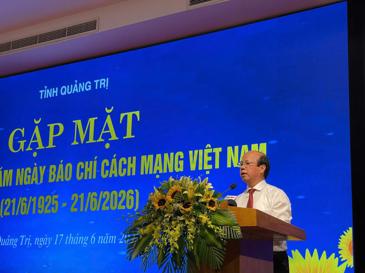 Ông Võ Nguyên Thủy, Chủ tịch Hội Nhà báo tỉnh, Giám đốc Báo và Phát thanh - Truyền hình Quảng Trị phát biểu tại buổi gặp mặt.