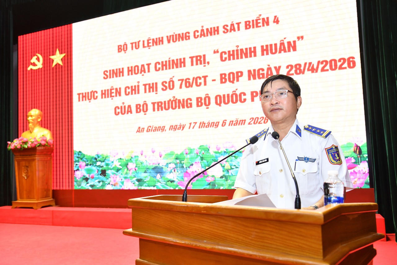 Đại tá Dương Xuân Dũng - Phó Chủ nhiệm Chính trị, Bộ Tư lệnh Vùng Cảnh sát biển 4 quán triệt nội dung Chỉ thị 76, các chỉ thị, văn bản có liên quan