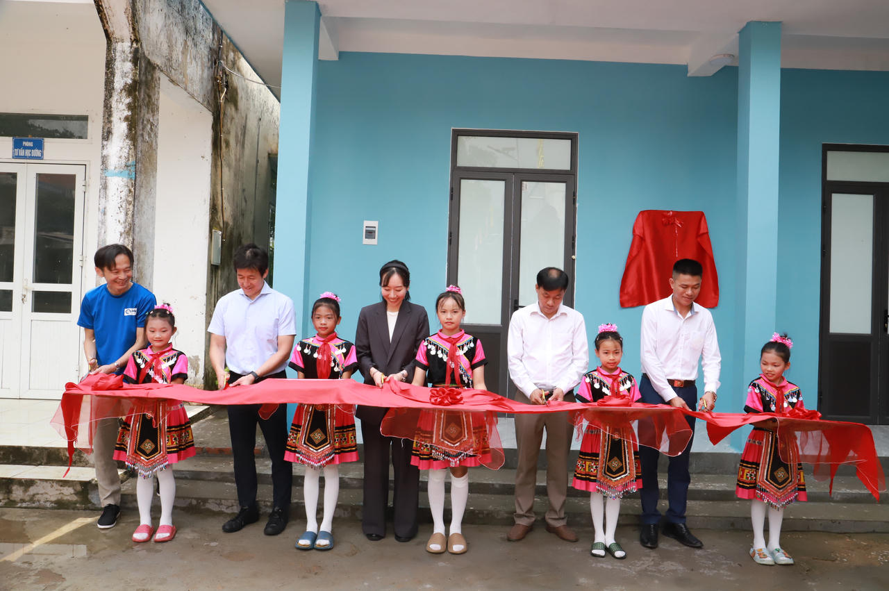 Đại diện BGH nhà trường, chính quyền địa phương, Tập đoàn Morinaga Milk và tổ chức Plan International cùng cắt băng khánh thành