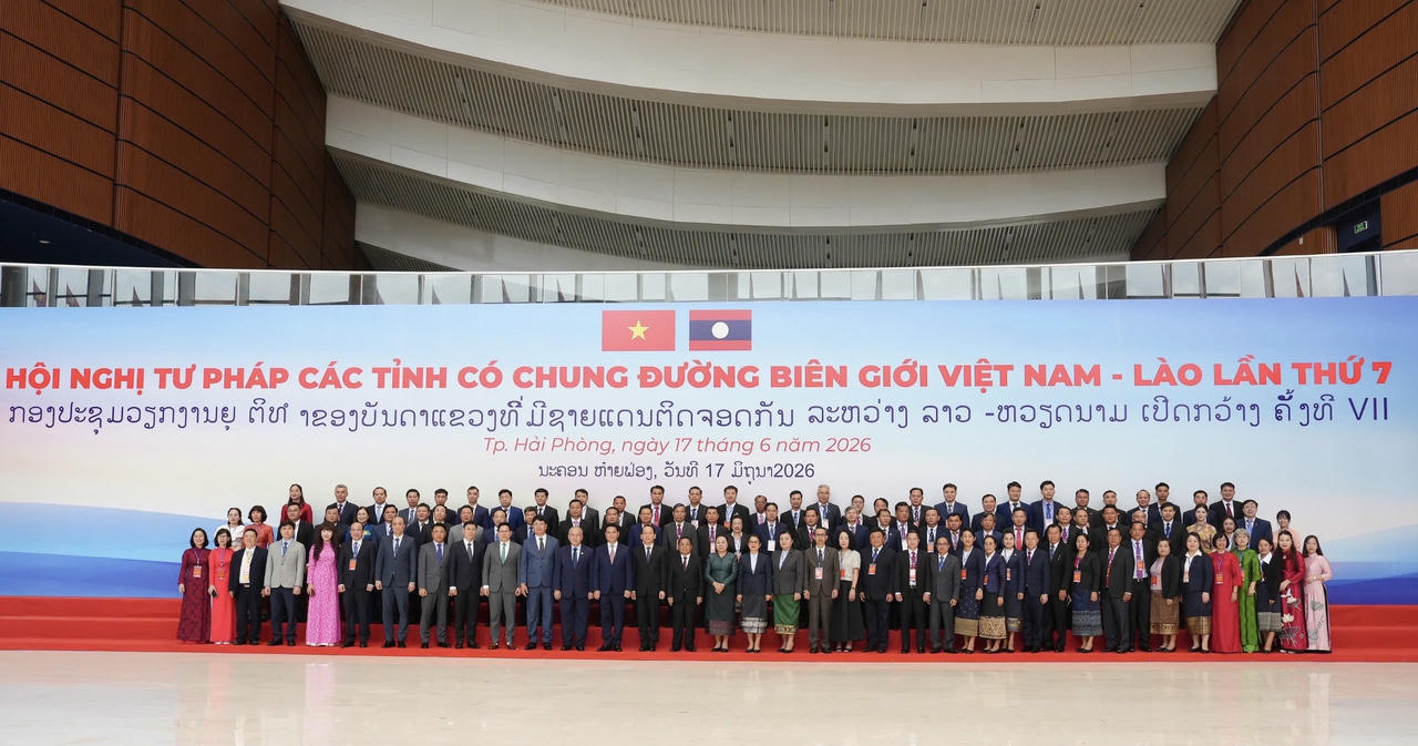 Các đại biểu chụp ảnh lưu niệm