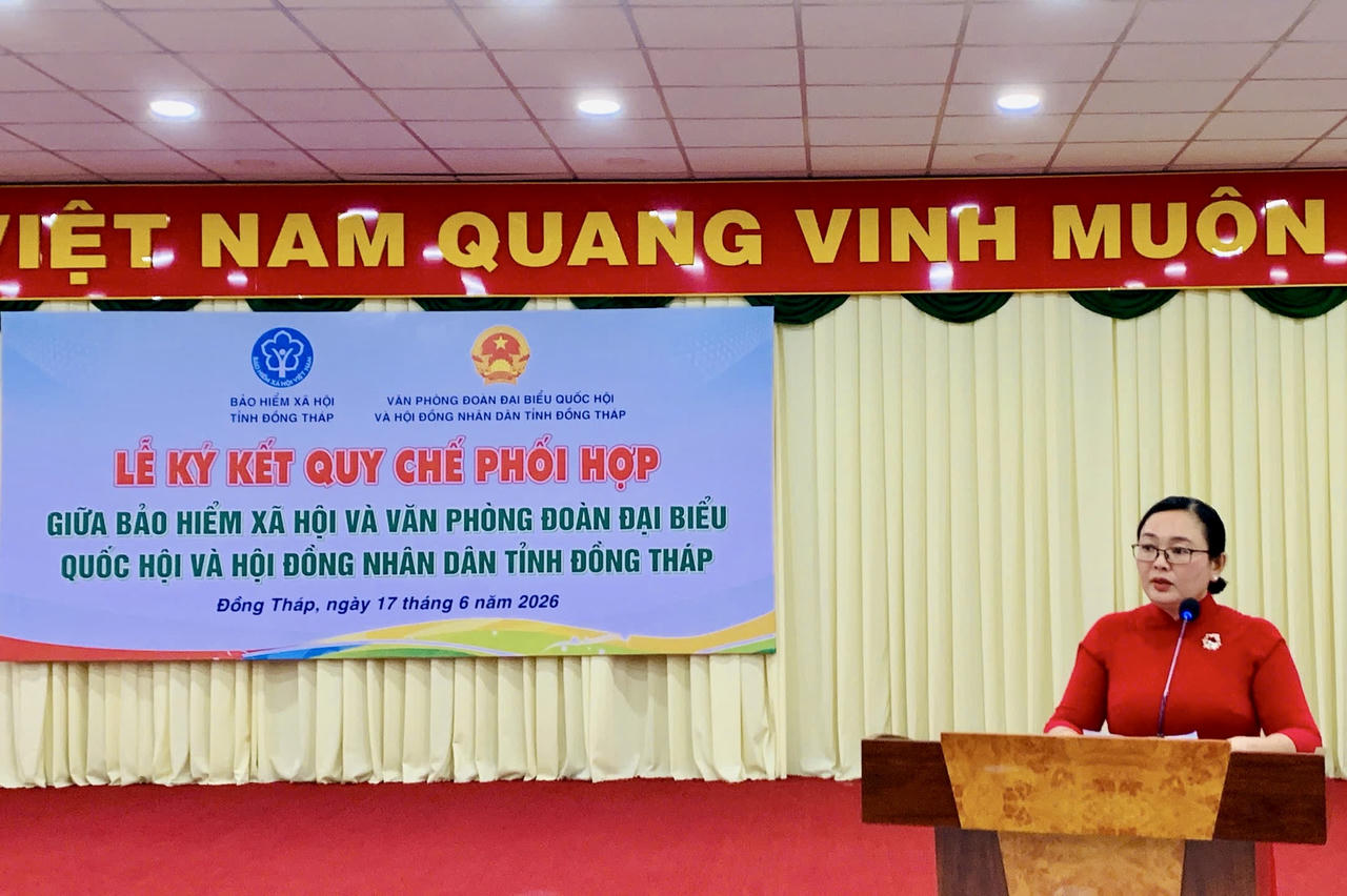 Giám đốc BHXH tỉnh Đồng Tháp Huỳnh Nguyễn Phương Oanh phát biểu tại buổi lễ ký kết