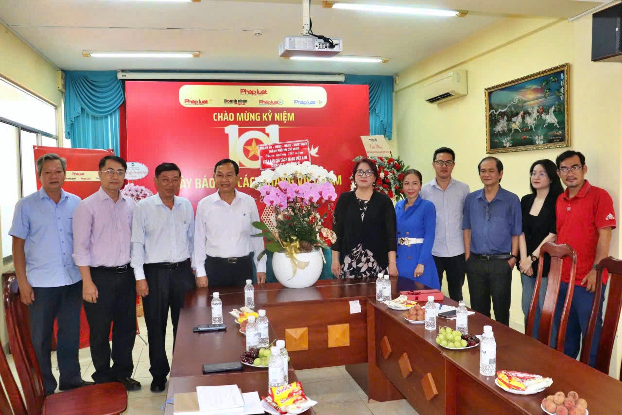 Đoàn công tác Thành ủy TP Hồ Chí Minh thăm, chúc mừng Báo Pháp luật Việt Nam nhân Ngày Báo chí cách mạng Việt Nam
