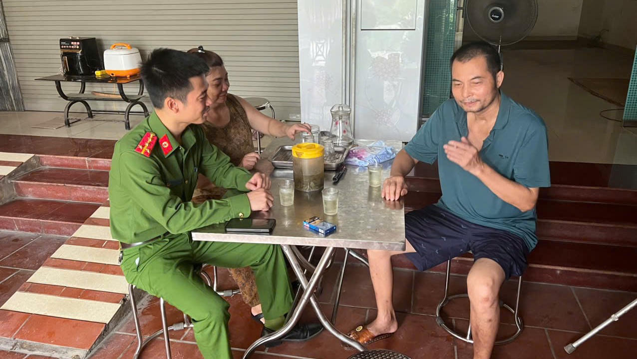 Công an xã Yên Bình chủ động tới vận động, thuyết phục đương sự tự nguyện thi hành án. Ảnh: Nhật Nguyên.