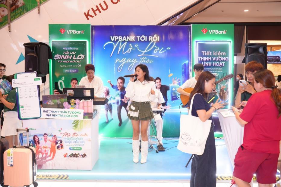 Hoạt động check-in nhanh chóng thu hút đông đảo khách hàng tham gia. Ảnh VPBank.