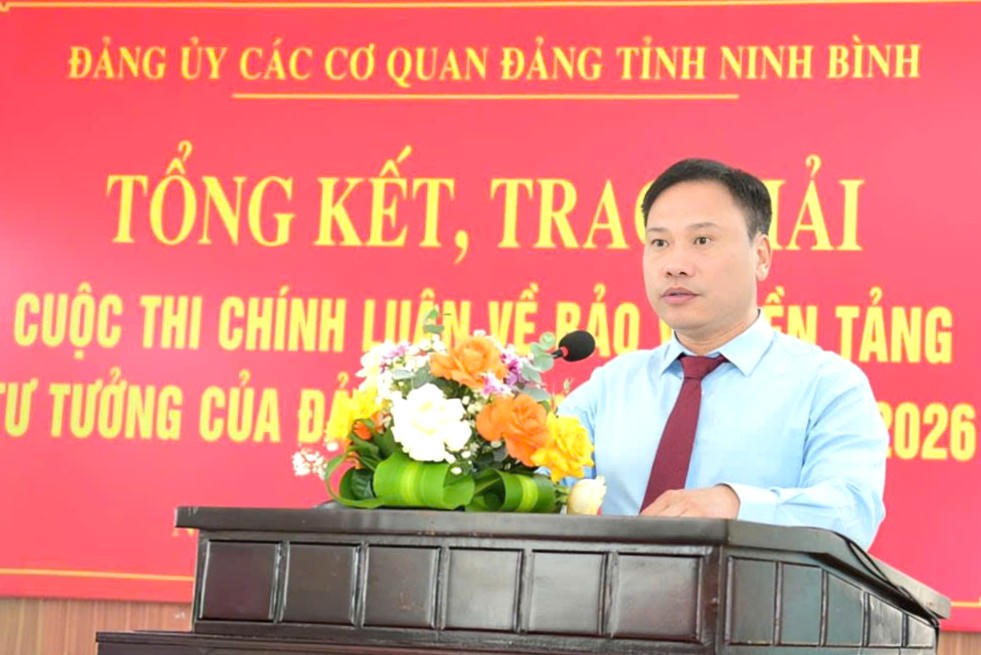Ông Hoàng Nguyên Dự, Ủy viên Ban Thường vụ Tỉnh ủy, Phó Bí thư Thường trực Đảng Đảng ủy các cơ quan Đảng tỉnh Ninh Bình&nbsp;phát biểu tại hội nghị