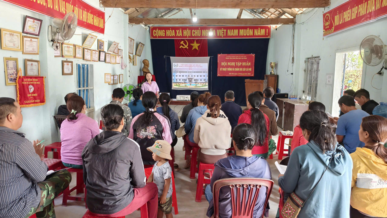 Các lớp tập huấn chuyển giao khoa học kỹ thuật được tổ chức thường xuyên, giúp người dân tiếp cận kiến thức mới trong phát triển sản xuất ở xã Đăk Pék.
