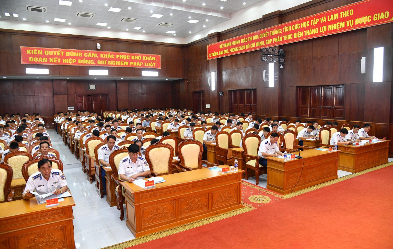 Các đại biểu tham dự sinh hoạt.