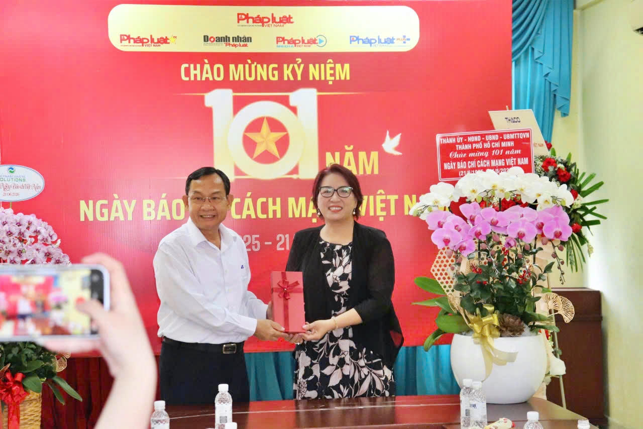 Đoàn công tác Thành ủy TP Hồ Chí Minh thăm, chúc mừng Báo Pháp luật Việt Nam nhân Ngày Báo chí cách mạng Việt Nam