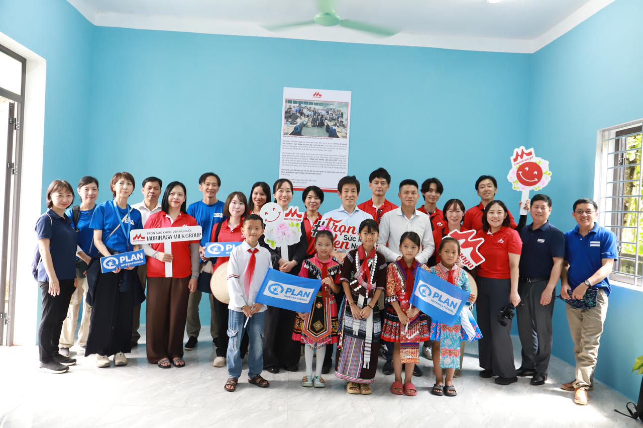 Đại diện Morinaga Milk và tổ chức Plan International chụp ảnh lưu niệm cùng các em học sinh