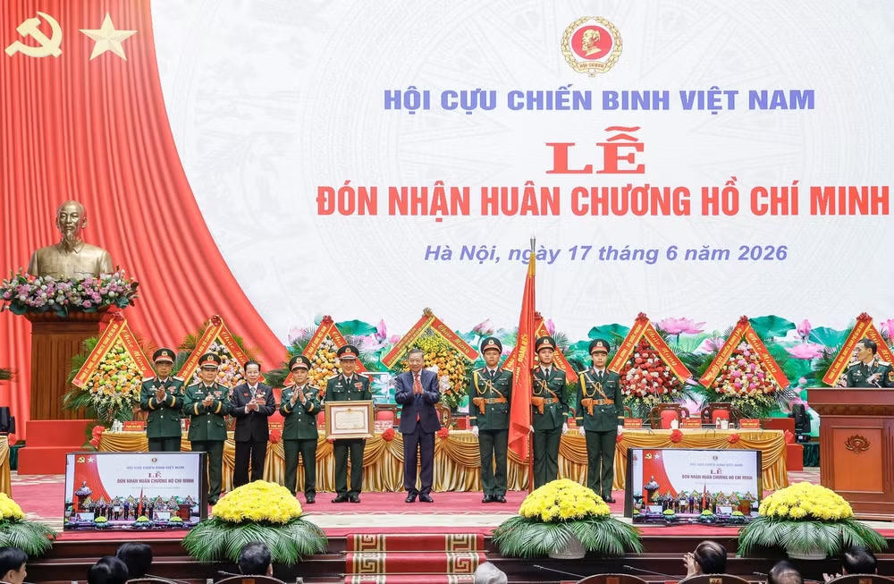 Tổng Bí thư, Chủ tịch nước Tô Lâm, Bí thư Quân ủy Trung ương trao Huân chương Hồ Chí Minh tặng Trung ương Hội Cựu chiến binh Việt Nam. Ảnh: nhandan.vn