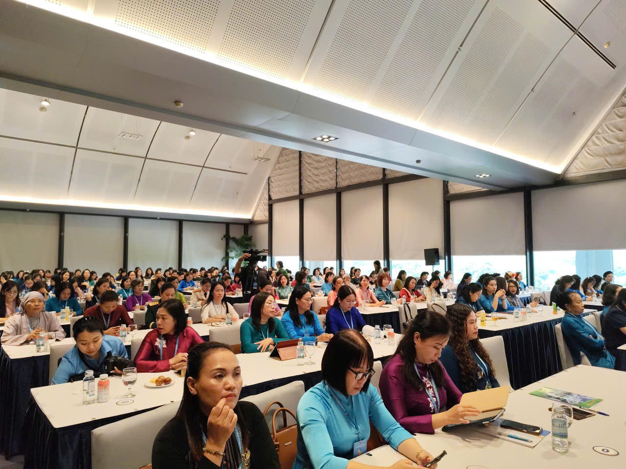 Các đại biểu sôi nổi tham gia thảo luận.