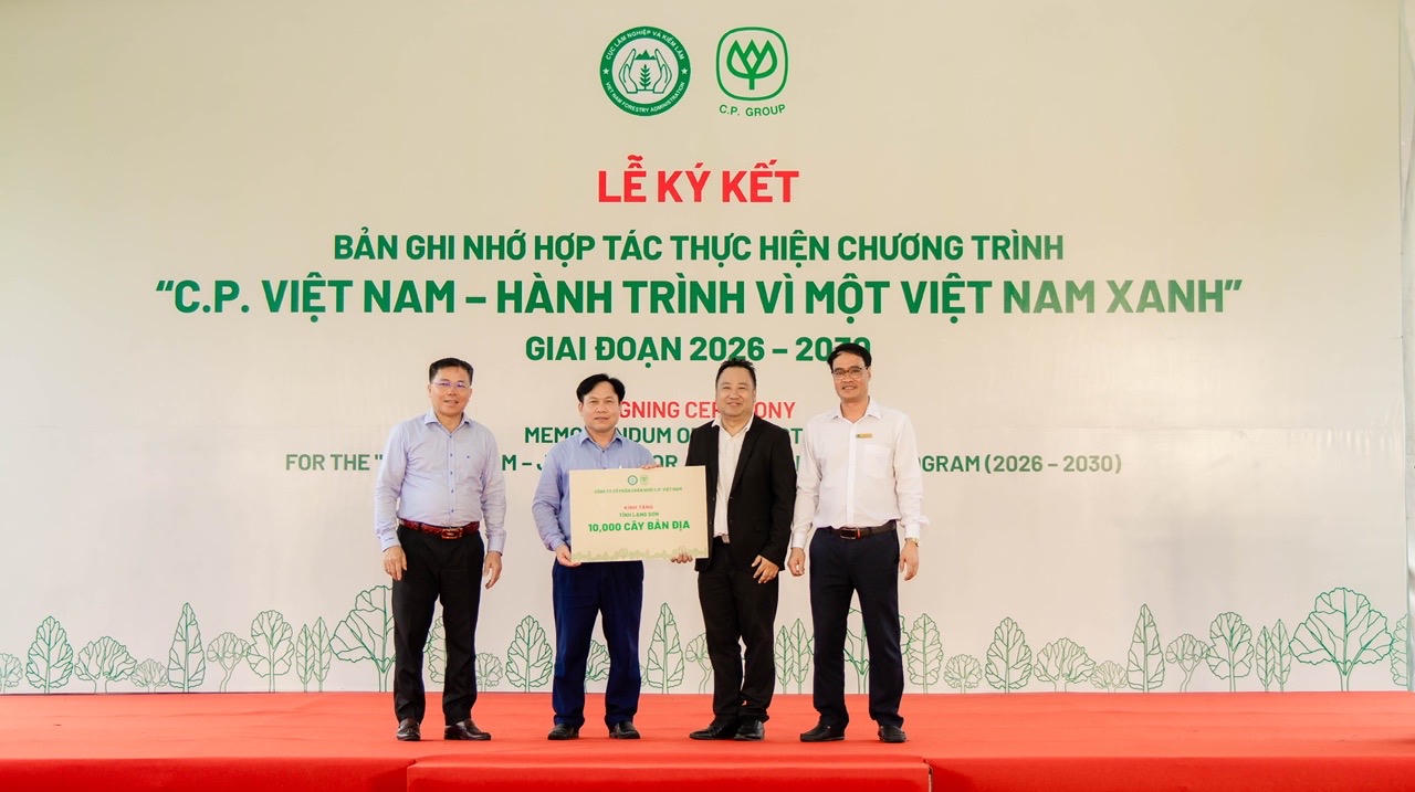 Ông Worawit Arunraksa, Giám đốc Phát triển bền vững C.P. Việt Nam (thứ 2 từ phải sang) trao tặng 10.000 cây giống lâm nghiệp chịu hạn, giữ đất cho đại diện quân và dân tỉnh Lạng Sơn.