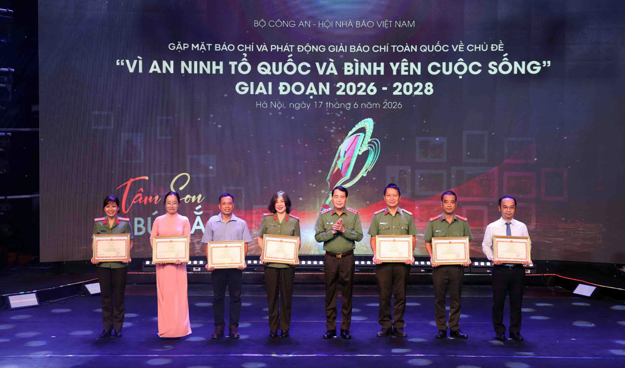 Thượng tướng L&ecirc; Quốc H&ugrave;ng tặng Bằng khen Bộ trưởng cho c&aacute;c tập thể, c&aacute; nh&acirc;n.