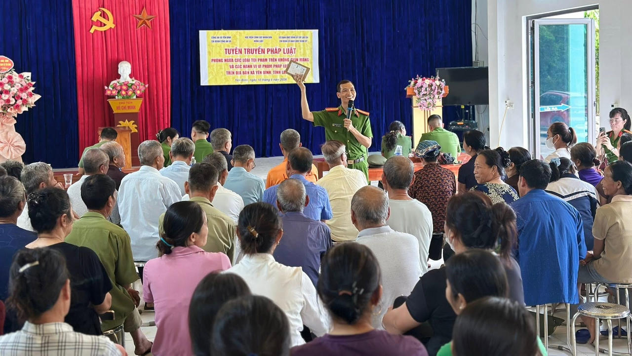 Công an xã Yên Bình tích cực tuyên truyền phổ biến, giáo dục pháp luật cho người dân trên địa bàn. Ảnh: CTV.