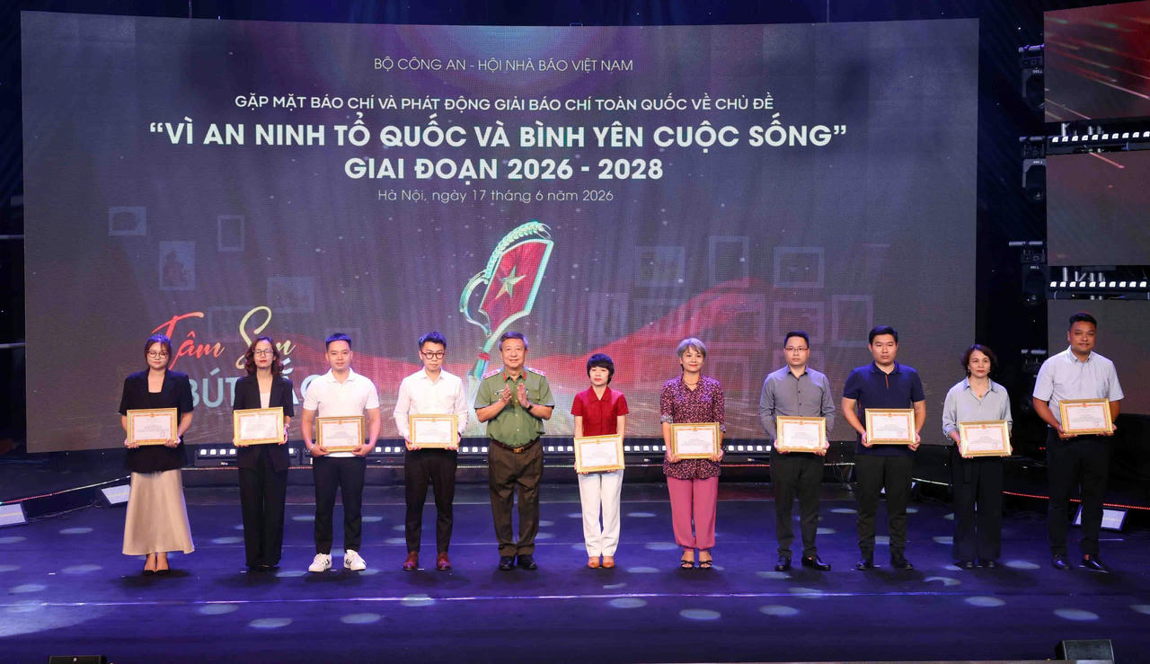 Cục trưởng Đỗ Triệu Phong tặng Giấy khen cho các cá nhân.