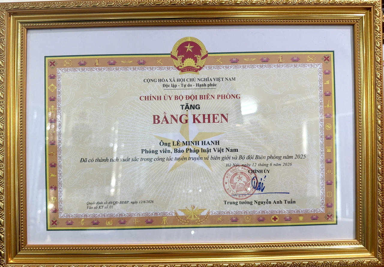 Chính ủy Bộ đội Biên phòng tặng Bằng khen cho phóng viên Lê Hanh - Báo PLVN