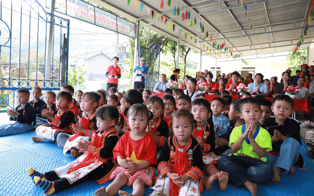 Các bé mầm non tham dự lễ bàn giao bếp ăn tổ chức tại trường