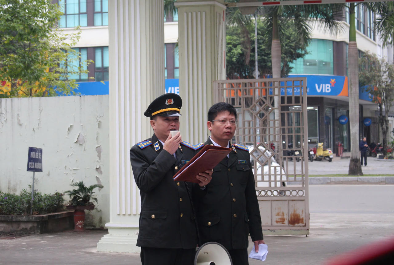 Ông Lê Viết Tám (đội mũ) đang chỉ huy lực lượng cưỡng chế, kê biên tài sản tại phường Hạc Thành, tỉnh Thanh Hóa.