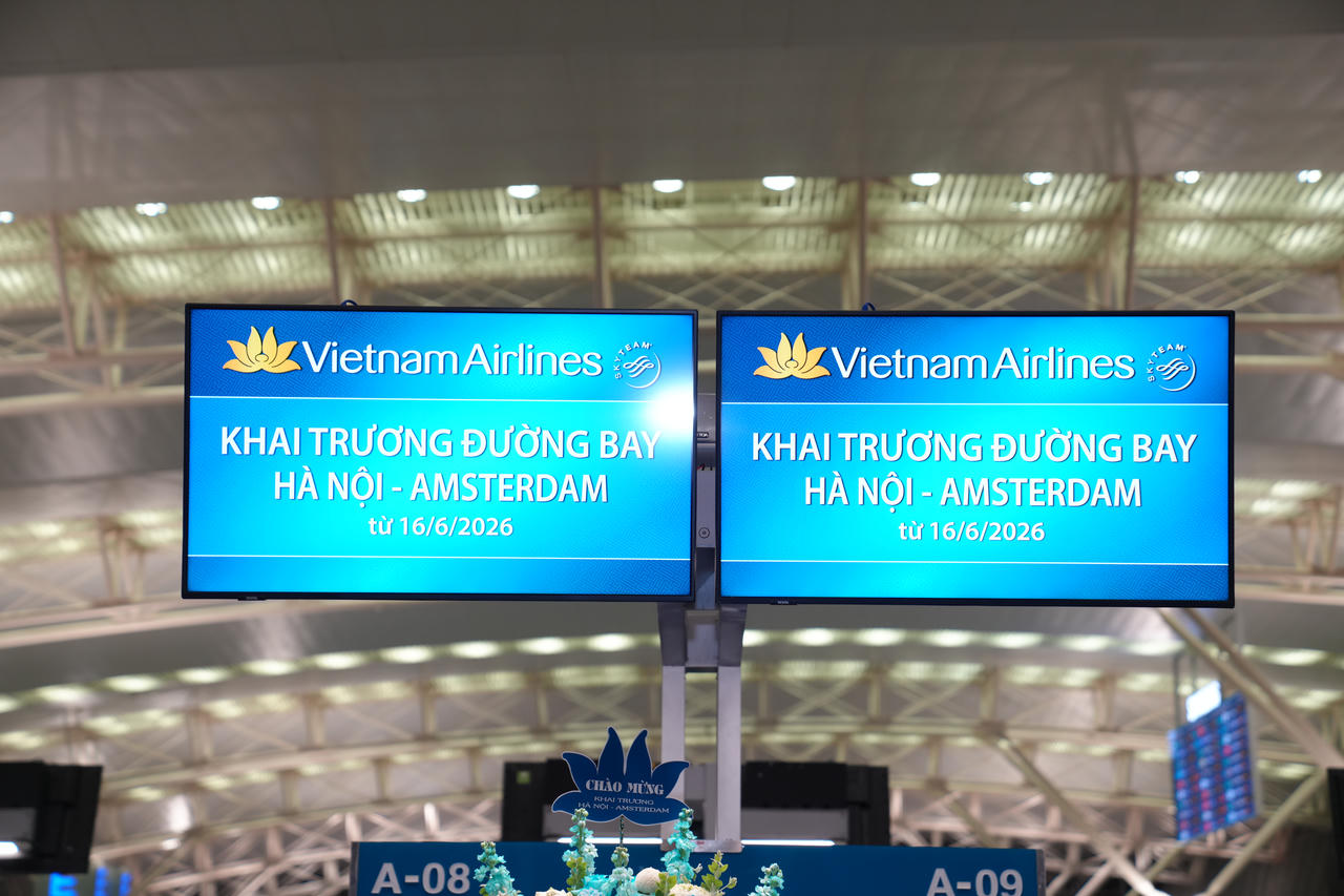 Chính thức khai trương đường bay thẳng HAN-AMS – VNA.
