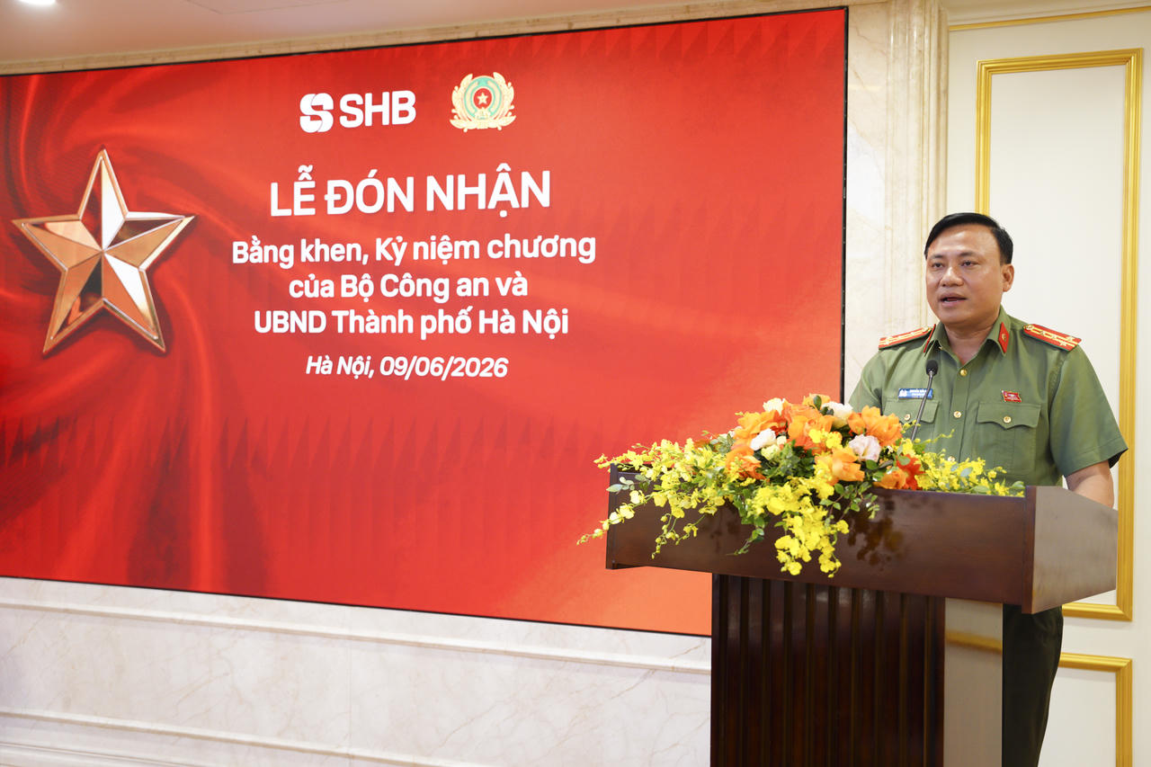 Đại tá Nguyễn Tiến Đạt, Phó Giám đốc Công an TP Hà Nội biểu dương, ghi nhận và chúc mừng những thành tích mà tập thể cán bộ nhân viên SHB đã đạt được trong thời gian qua.&nbsp;