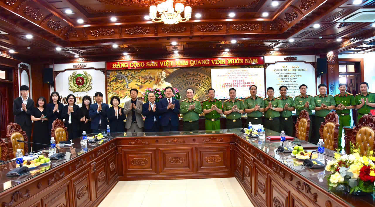 Các đại biểu chụp hình lưu niệm.