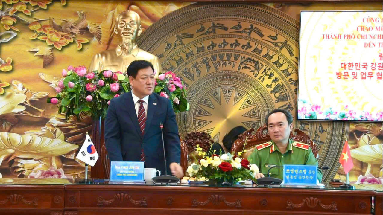 Ông Hyun Jun Tae, Phó Thị trưởng thành phố Chunchoen phát biểu tại buổi làm việc.