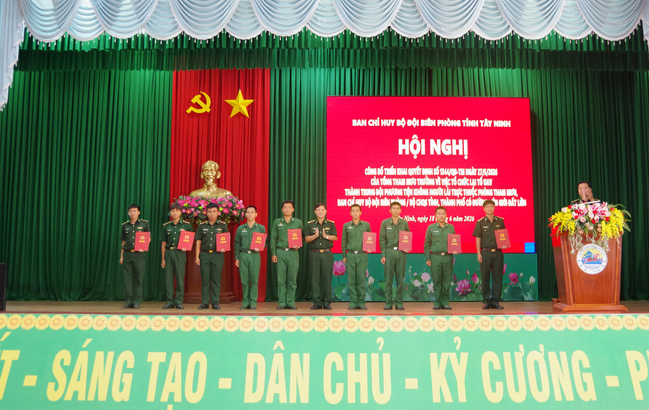 Đại tá Dương Văn Dược - Chính ủy, Ban Chỉ huy BĐBP tỉnh trao quyết định bổ nhiệm cho các đồng chí thuộc Trung đội phương tiện không người lái.