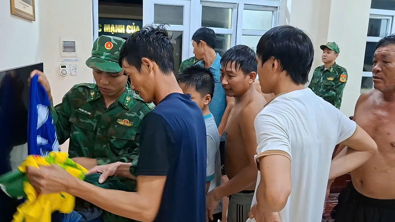 Cứu hộ thành công 9 ngư dân gặp nạn trong đêm trên vùng biển đặc khu Cô Tô
