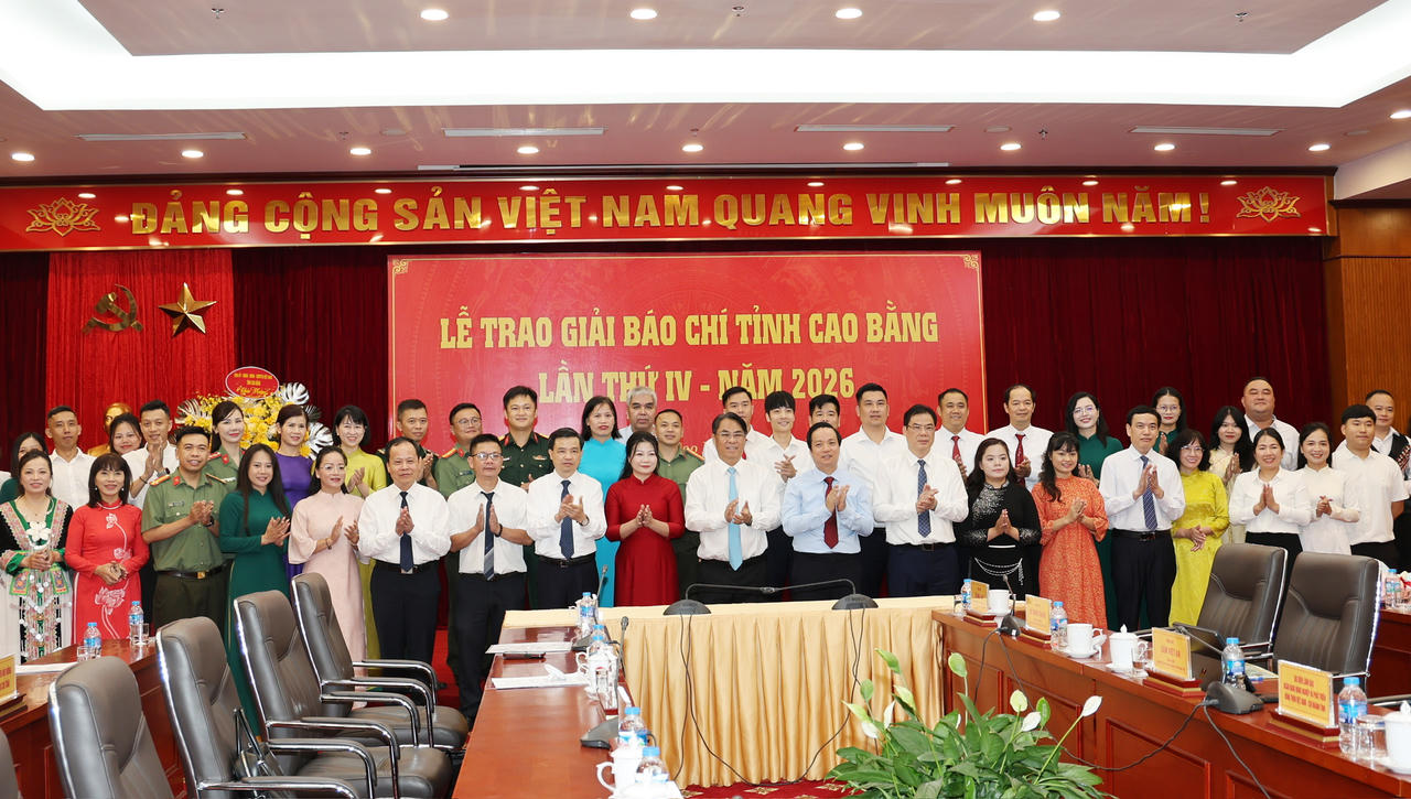 Các tác giả đạt giải chụp ảnh lưu niệm cùng lãnh đạo tỉnh Cao Bằng.