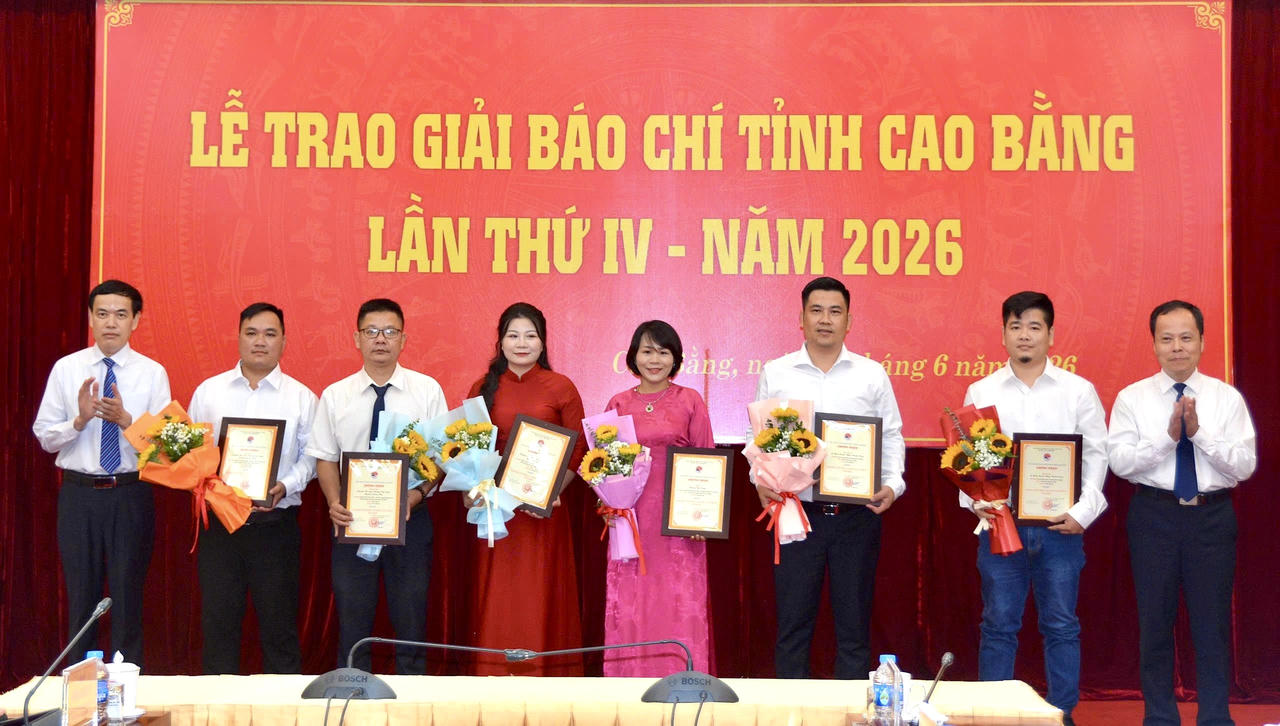 Nhóm tác giả Lê Hanh - Thanh Tùng (Báo Pháp luật Việt Nam) được trao giải C tại Lễ trao giải Báo chí tỉnh Cao Bằng.