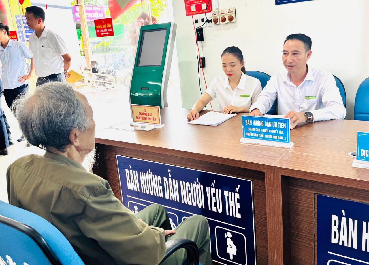 Xã Cẩm Trung ra mắt mô hình hỗ trợ người yếu thế tiếp cận dịch vụ công số