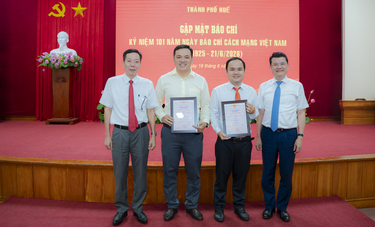 Nhóm tác giả chụp ảnh lưu niệm với ông Hoàng Hải Minh (ngoài cùng bên phải, UVTV Thành ủy, Phó Chủ tịch Thường trực UBND TP Huế) và ông Hà Văn Tuấn (Phó Chủ tịch UBND TP Huế).