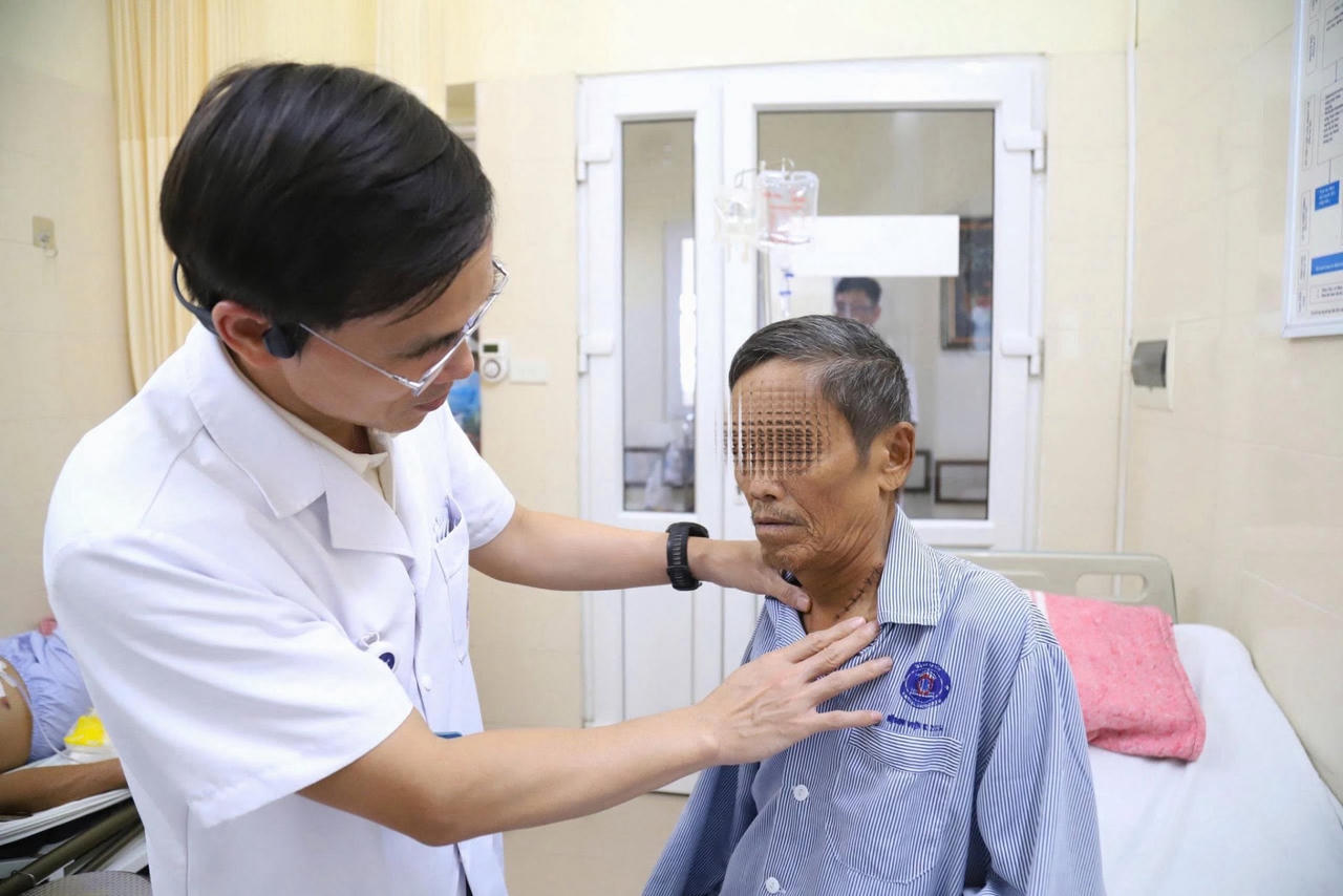 Hút thuốc lá lâu năm, người đàn ông mắc ung thư thực quản, khối u nằm sát động mạch chủ