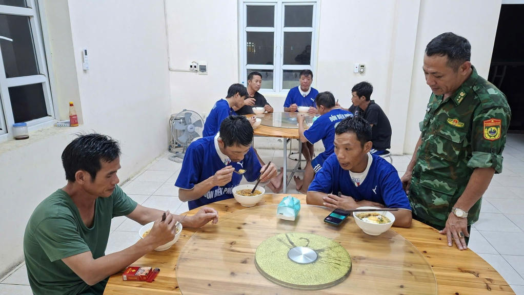 Cứu hộ thành công 9 ngư dân gặp nạn trong đêm trên vùng biển đặc khu Cô Tô
