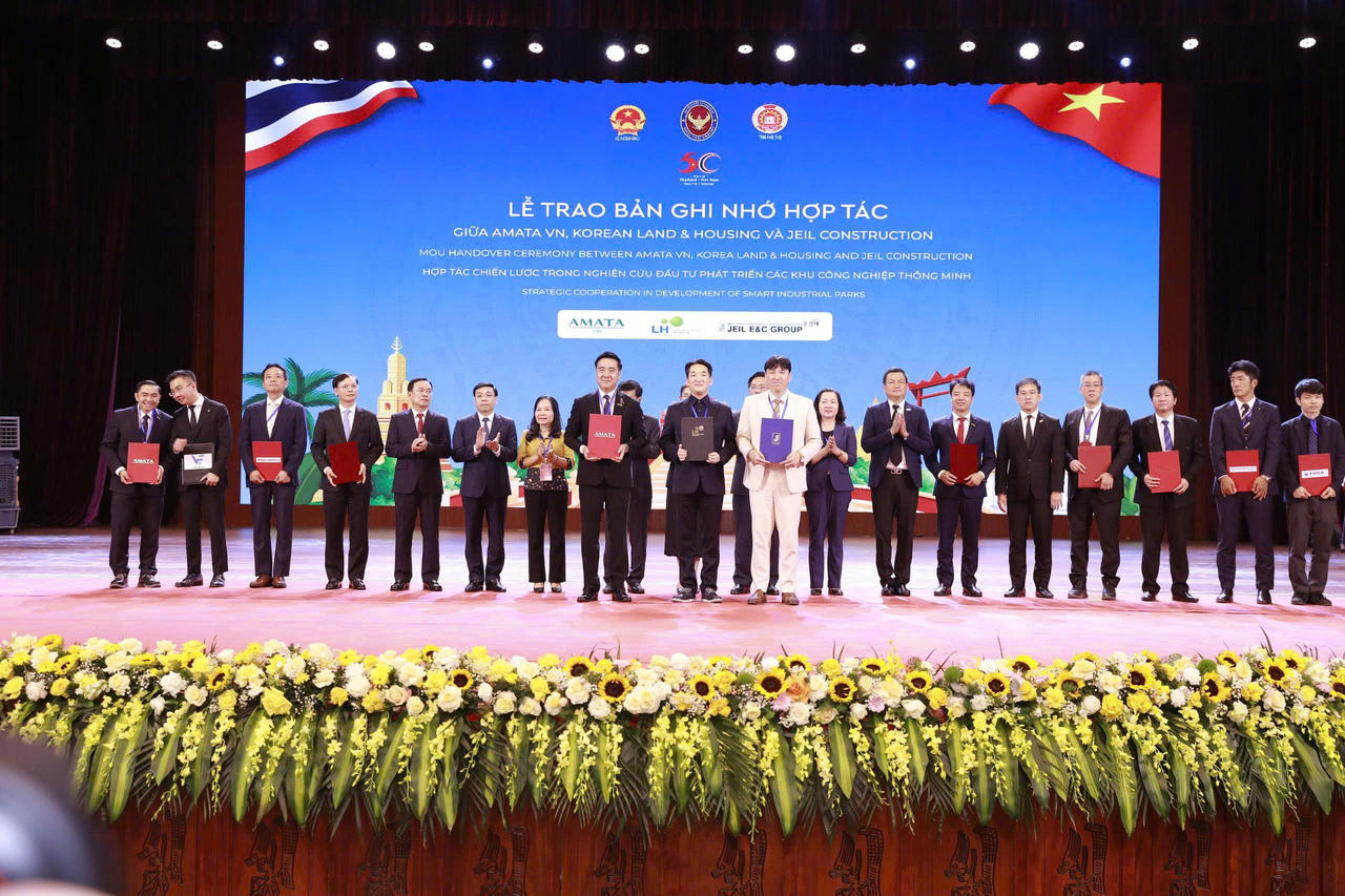 Các đại biểu trao đổi văn kiện hợp tác đầu tư tại chương trình.