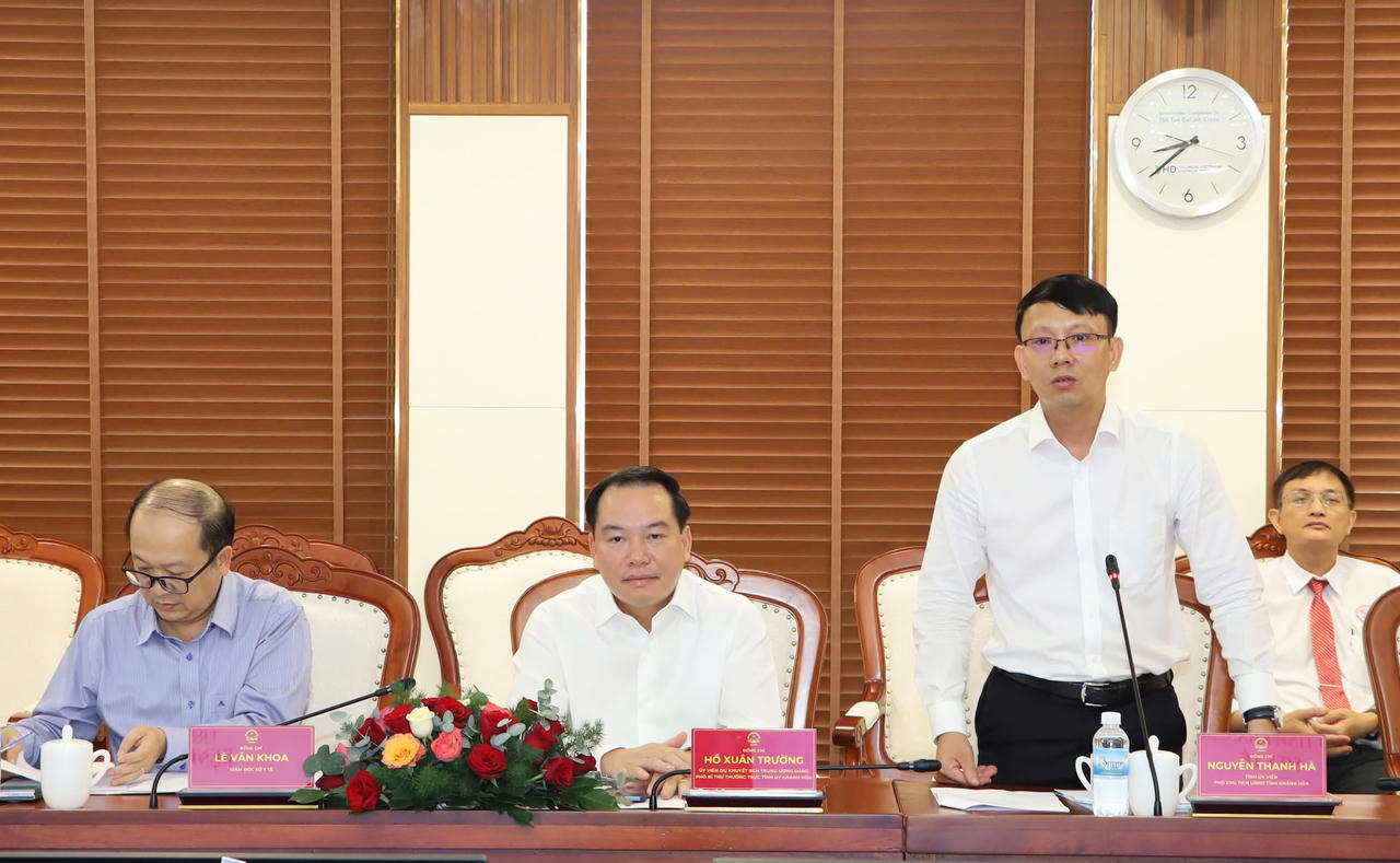 Ông Hồ Xuân Trường (ở giữa) và ông Nguyễn Thanh Hà (bên phải) tại buổi lễ.