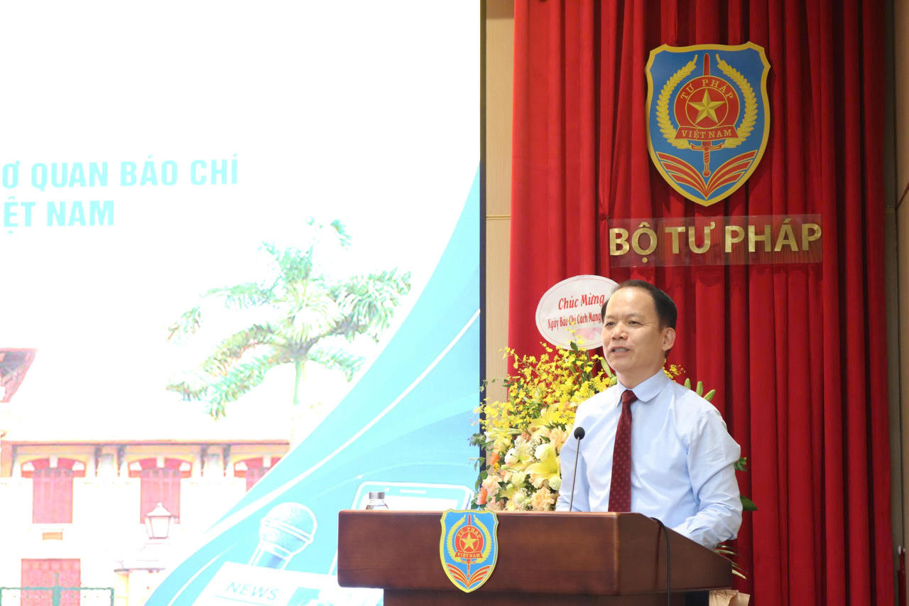Bộ trưởng Bộ Tư pháp Hoàng Thanh Tùng phát biểu tại cuộc gặp mặt.