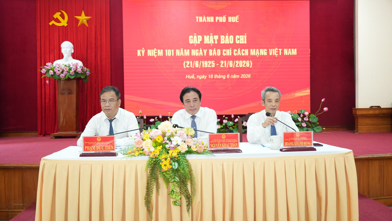 Lãnh đạo TP Huế trao đổi, ghi nhận những đóng góp của đội ngũ người làm báo trên địa bàn thành phố.