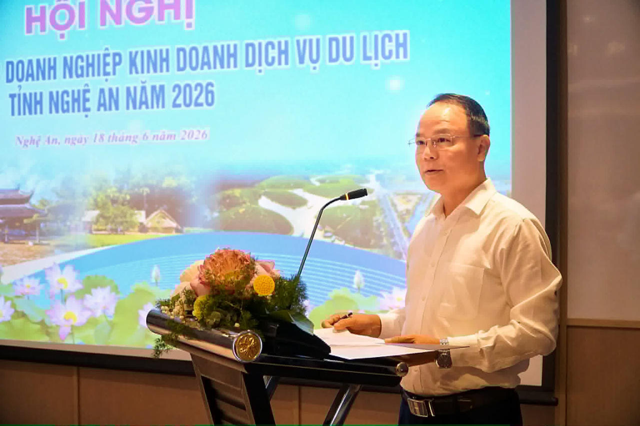 Phó Giám đốc Sở VHTTDL Trần Xuân Cường báo cáo về hoạt động ngành Du lịch tỉnh. Ảnh: Tuyết Lan