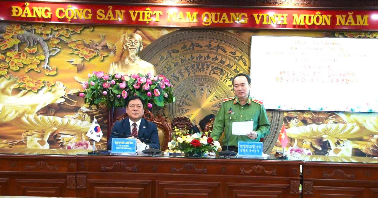 Thiếu tướng Trương Minh Đương, Giám đốc Công an tỉnh Lâm Đồng chủ trì buổi làm việc.