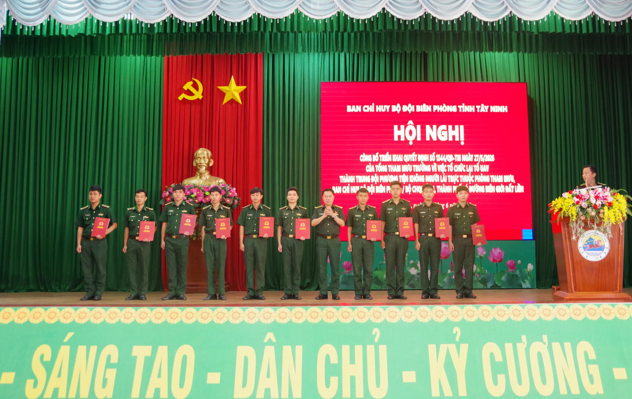 Đại tá Nguyễn Văn Giáp - Chỉ huy trưởng, Ban Chỉ huy BĐBP tỉnh trao quyết định bổ nhiệm các chức danh thuộc Trung đội phương tiện không người lái.