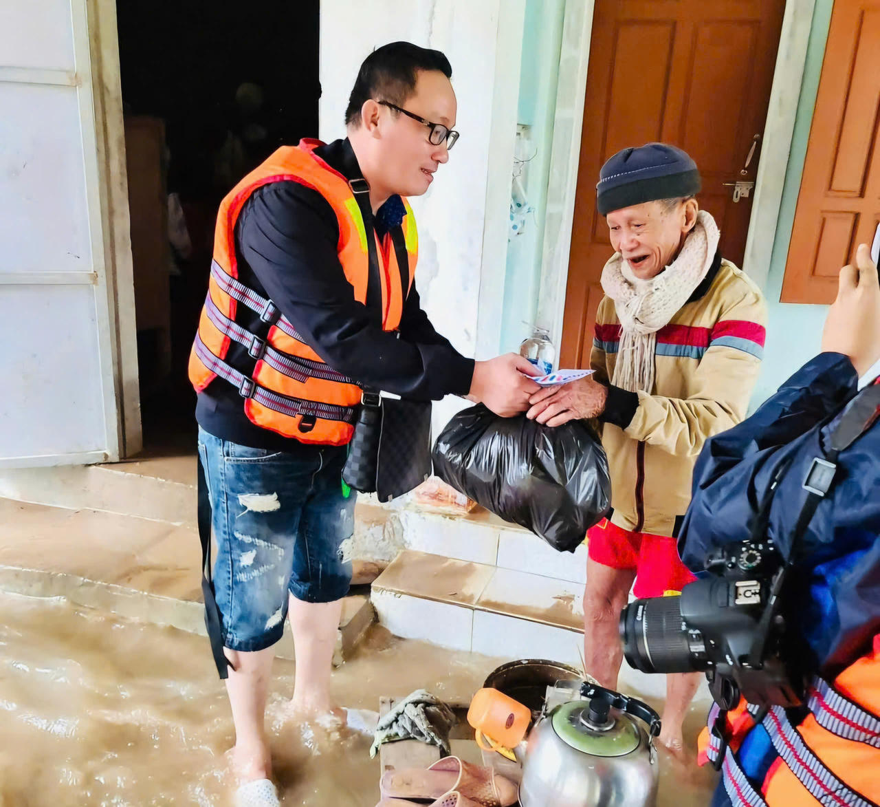 Nhà báo Xuân Thao - Báo Công lý trao quà cho người dân vùng lũ do ảnh hưởng bão số 3 năm 2025.