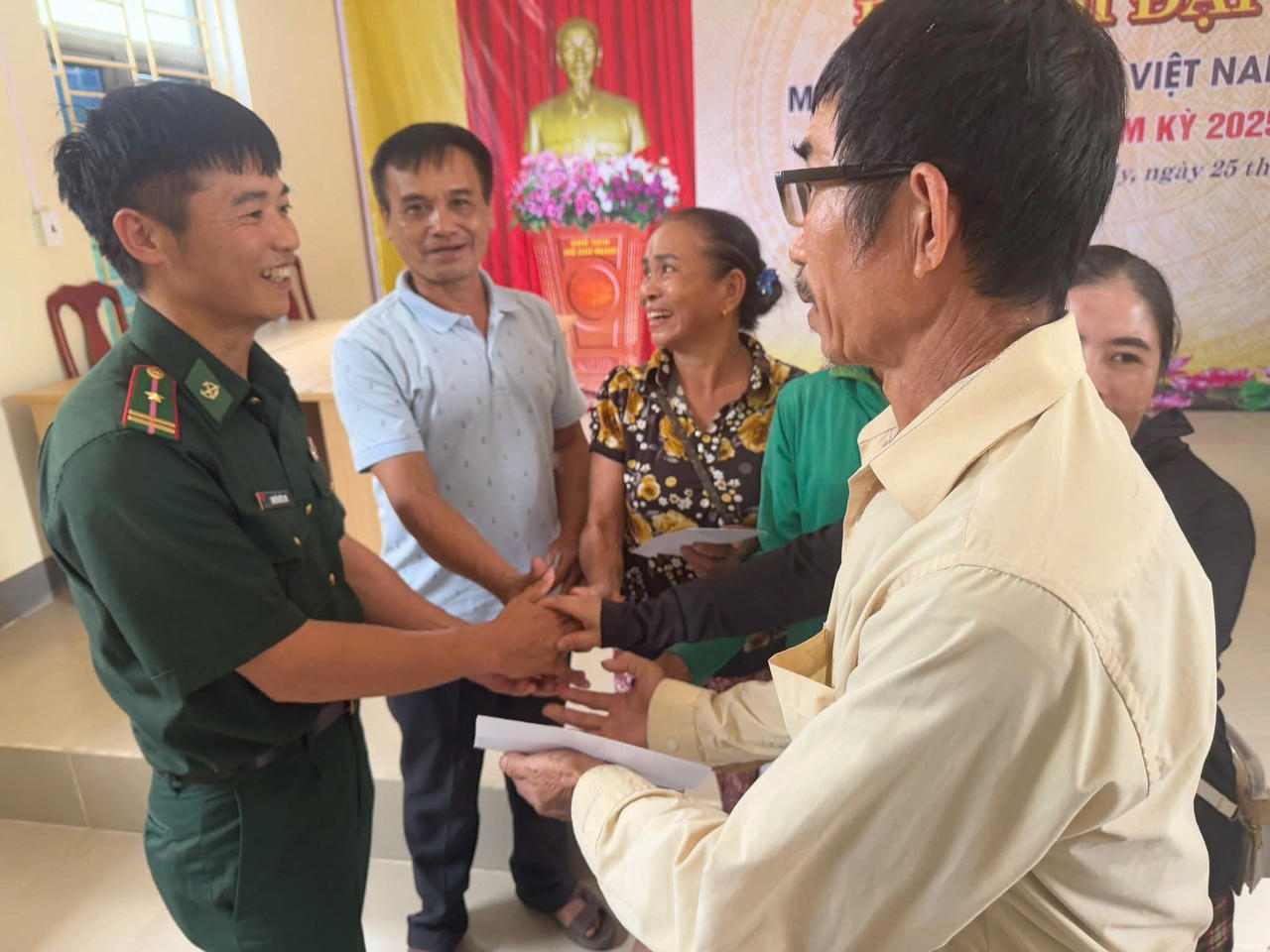 Nhà báo Viết Lam - Báo Biên phòng trao quà cho người dân xã Nga My