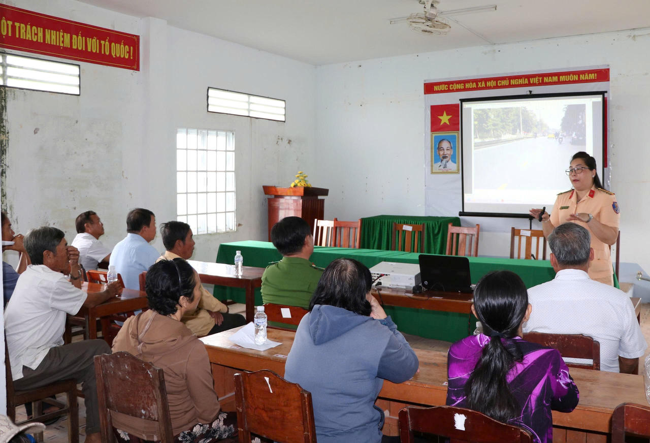 Cán bộ phòng Cảnh sát giao thông tuyên truyền pháp luật về ATGT&nbsp;cho người dân sinh sống trên địa bàn xã Thạnh Đông.