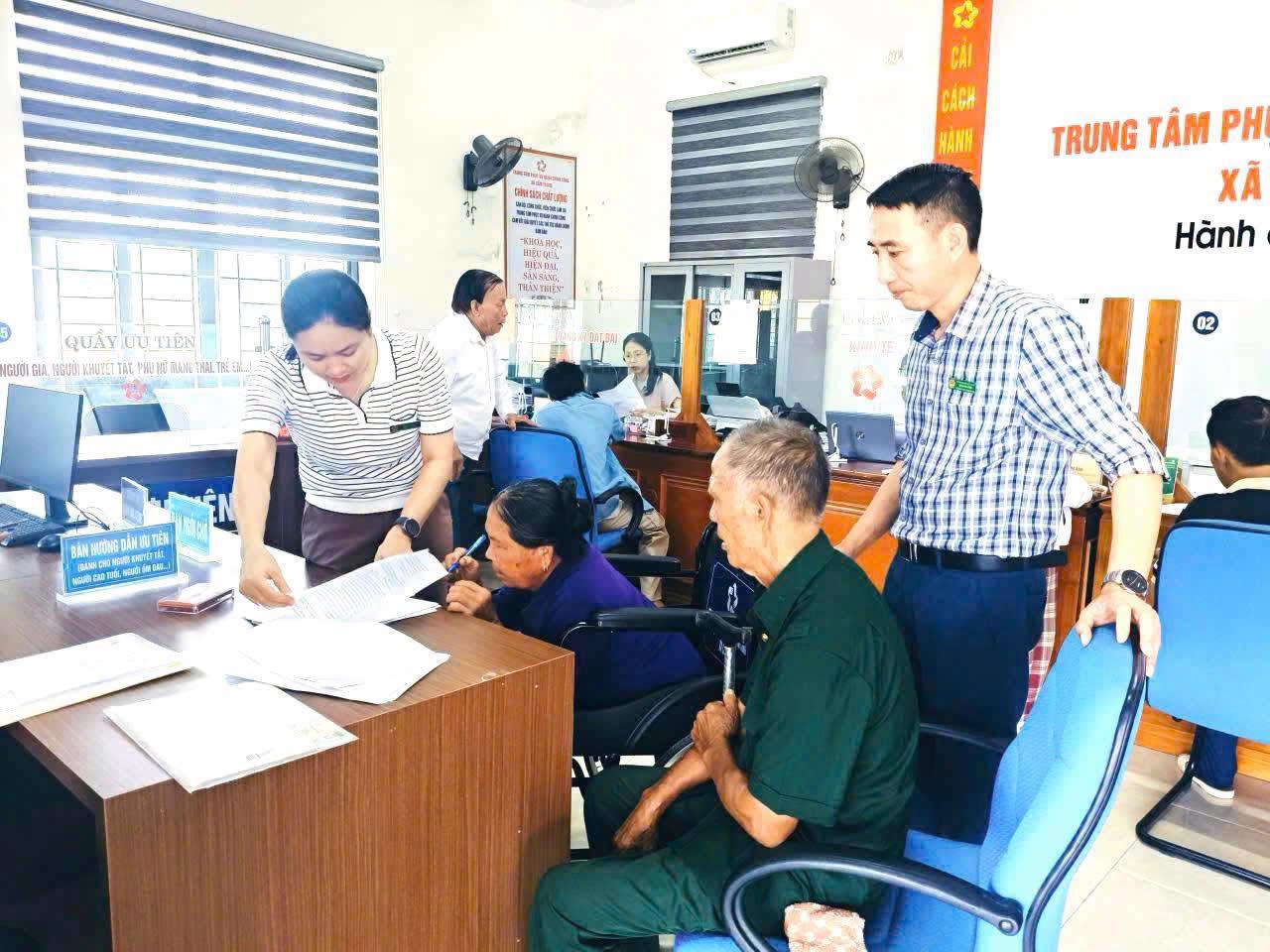Xã Cẩm Trung ra mắt mô hình hỗ trợ người yếu thế tiếp cận dịch vụ công số