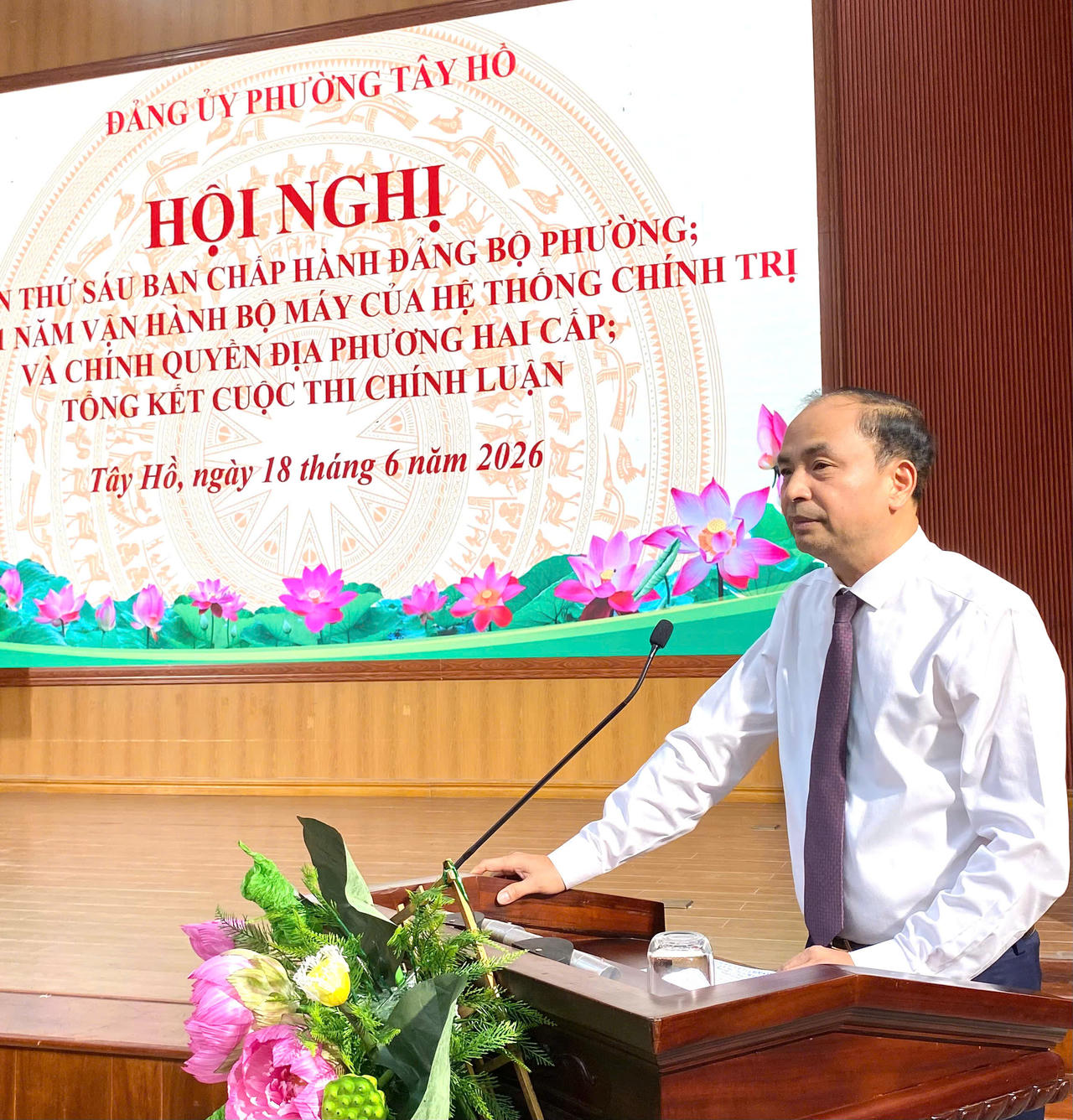 Ông Nguyễn Đình Khuyến, Thành ủy viên, Bí thư Đảng ủy, Chủ tịch HĐND phường Tây Hồ phát biểu mở đầu buổi hội nghị. (Ảnh: PV)
