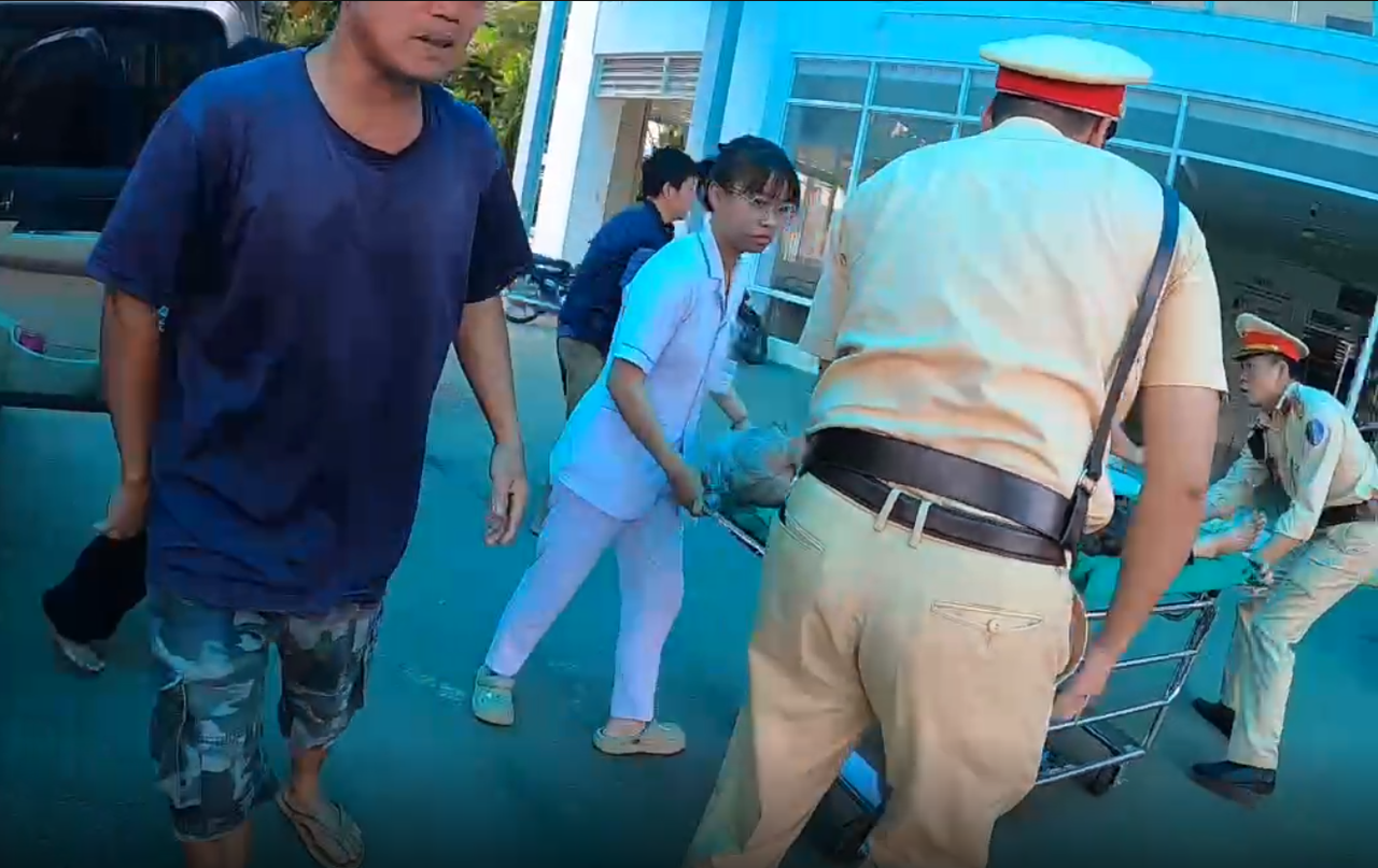 Lực lượng CSGT hỗ trợ đưa người dân nghi bị đột quỵ đến bệnh viện cấp cứu kịp thời.